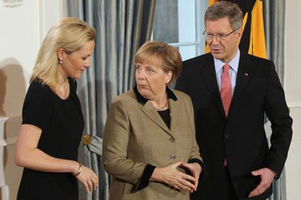Laienschauspieler: Bettina Körner, Angela Merkel u. Christian Wulff.