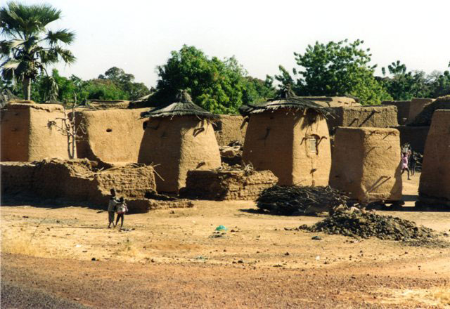  Lehmspeicherhäuser in den Dogon-Dörfern, die für ihre Felsbehausungen berühmt sind.